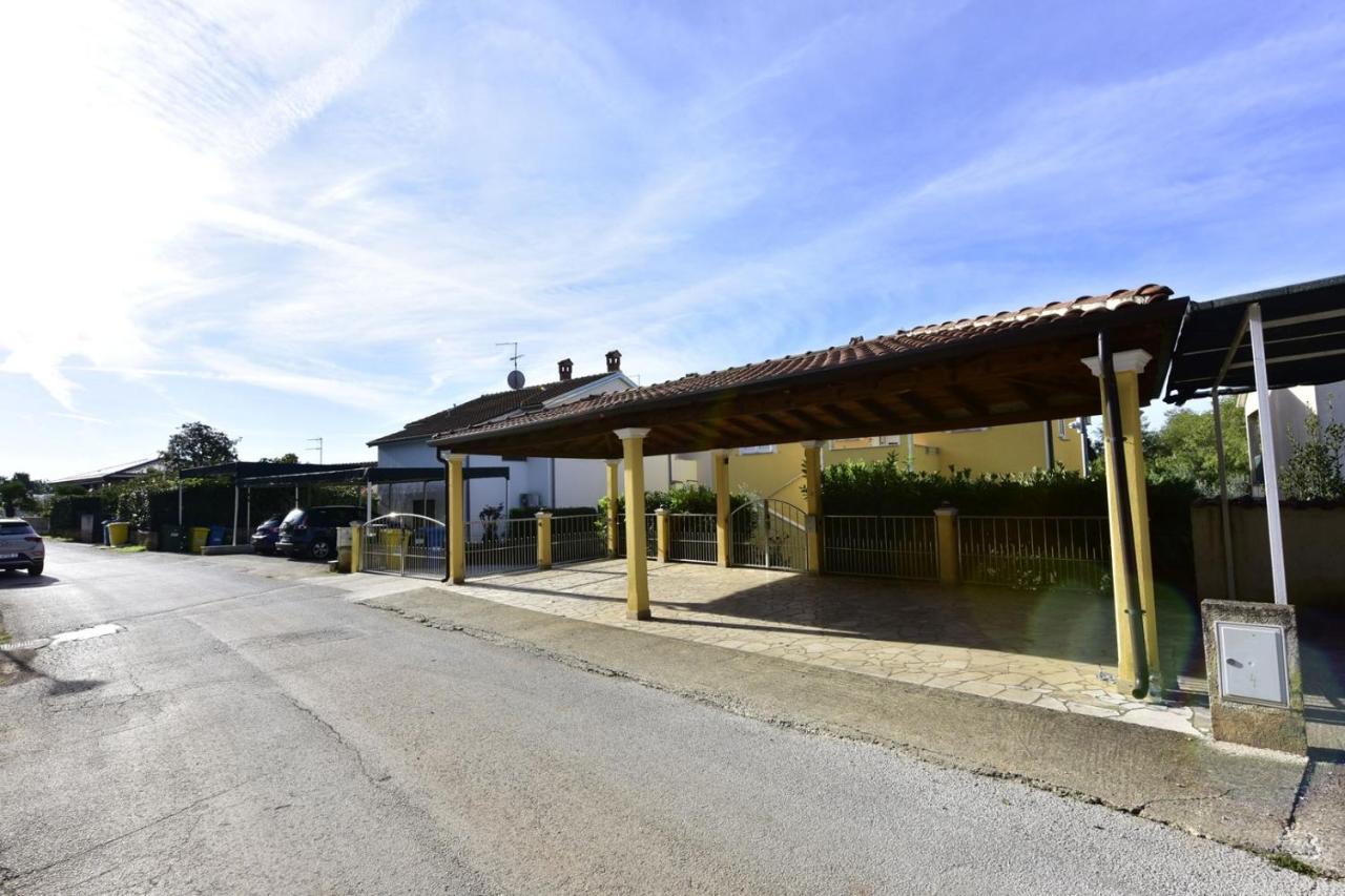 Apartments House Anna For Max 13 Persons In Porec, Pet Friendly Exterior foto