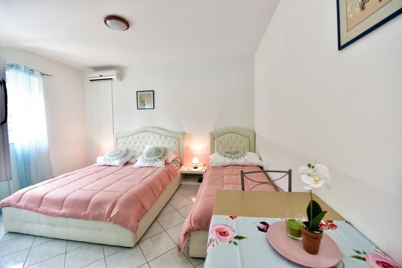 Apartments House Anna For Max 13 Persons In Porec, Pet Friendly Exterior foto